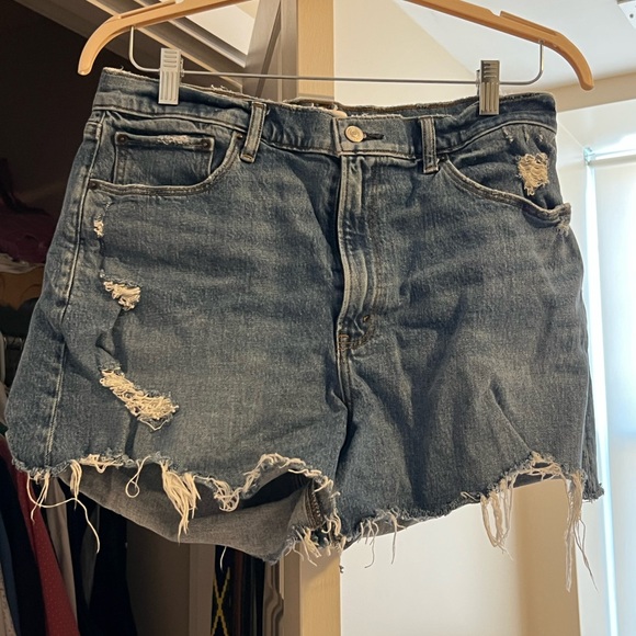 Abercrombie & Fitch Women’s Curve Love 4” High Rise Distressed Mom Short - Picture 2 of 5